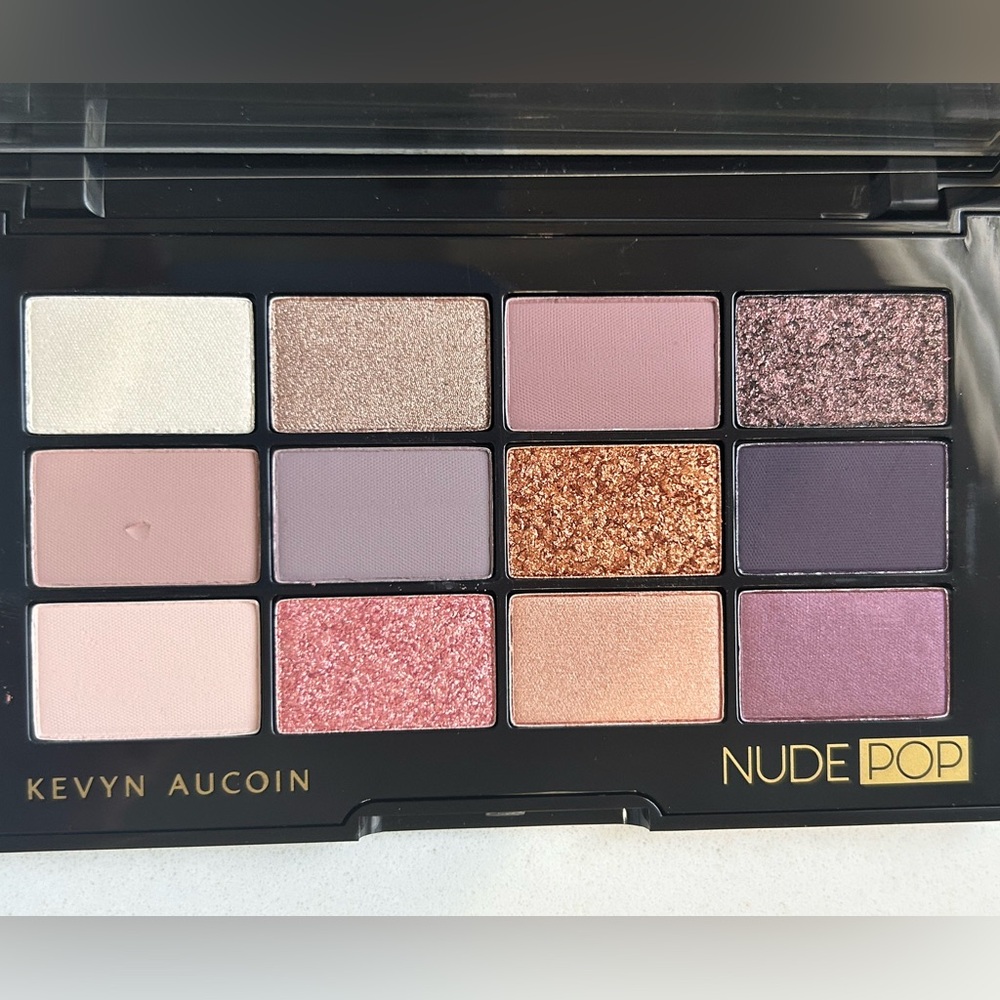 Kevyn Aucoin Vibrant Eyeshadow Palette with Gold and Purple Hues